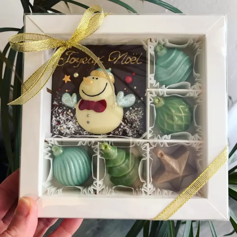 Coffret Noël comprenant une tablette en chocolat et cinq décorations en chocolat