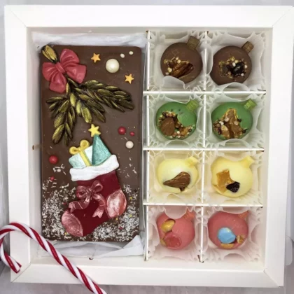 Coffret Noël comprenant une tablette en chocolat et 8 décorations en chocolat