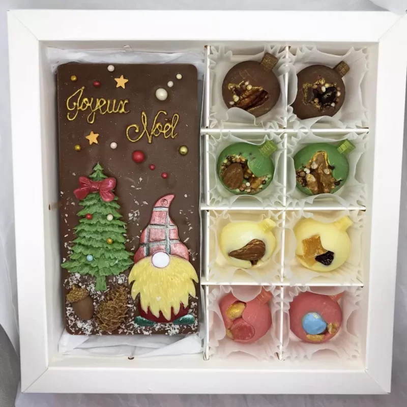 Coffret Noël comprenant une tablette en chocolat et 8 décorations en chocolat