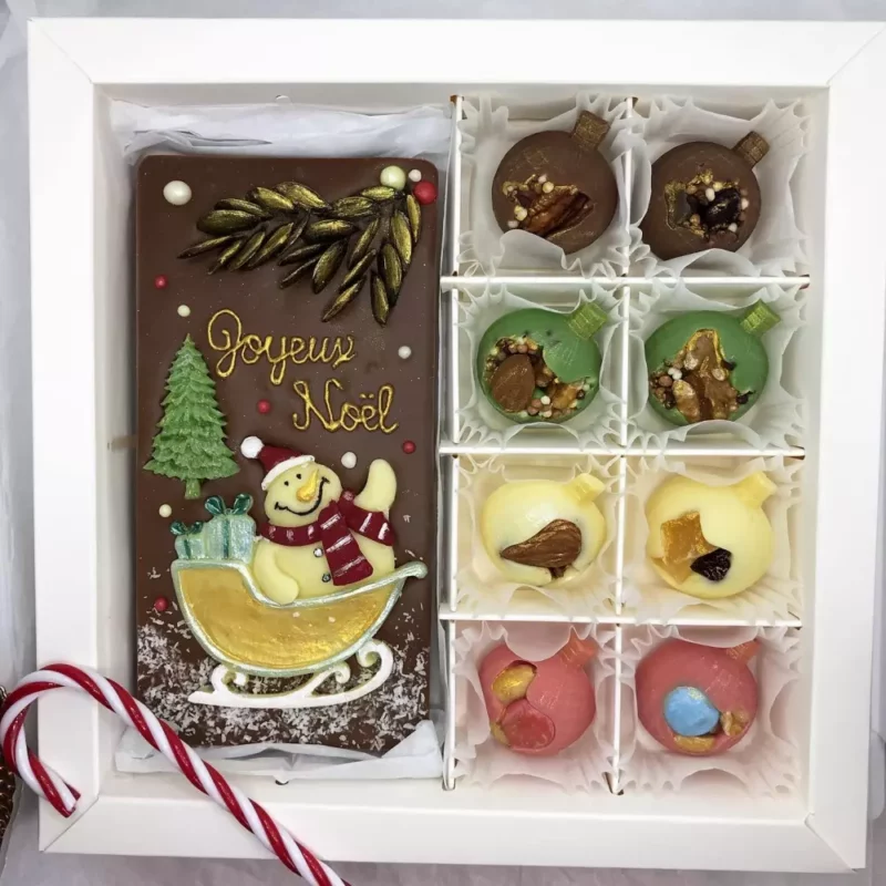 Coffret Noël comprenant une tablette en chocolat et 8 décorations en chocolat