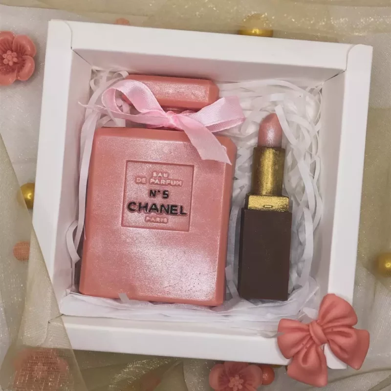 Coffret Femme, comprenant un flacon de chocolat Chanel No. 5 et un rouge à lèvres