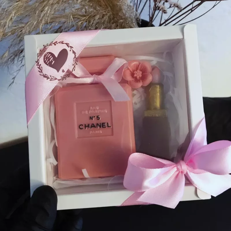 Coffret Femme, comprenant un flacon de chocolat Chanel No. 5 et un rouge à lèvres