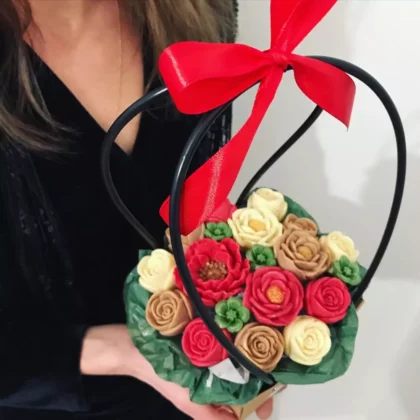 Bouquet de fleurs en chocolat dans un panier