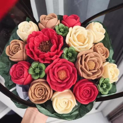 Bouquet de fleurs en chocolat dans un panier