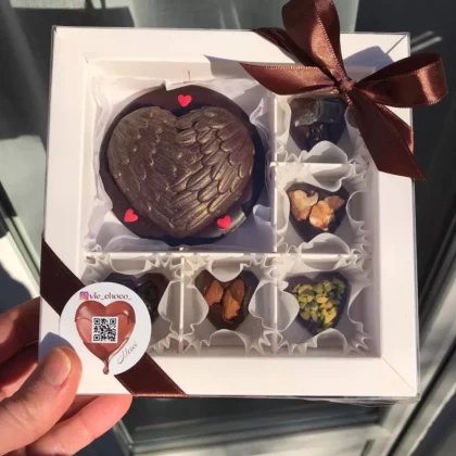 Coffret Saint Valentin comprenant une petite tablette en chocolat et cinq chocolats