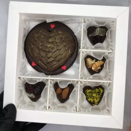 Coffret Saint Valentin comprenant une petite tablette en chocolat et cinq chocolats