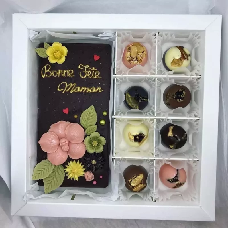 Coffret personnalisé comprenant une tablette de chocolat et huit chocolats