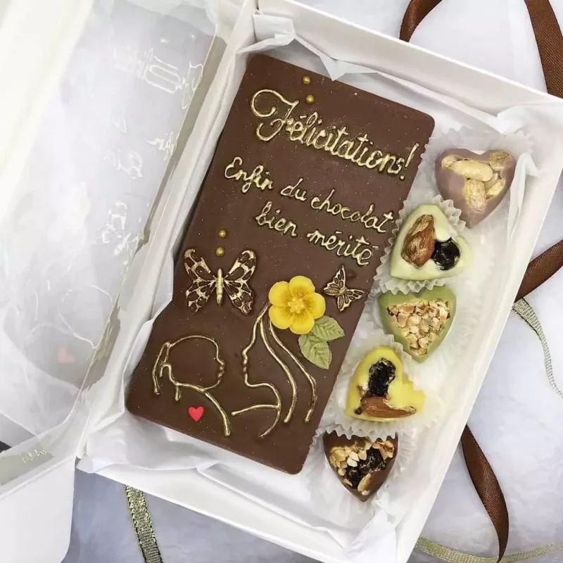 Coffret personnalisé comprenant une tablette de chocolat et cinq chocolats