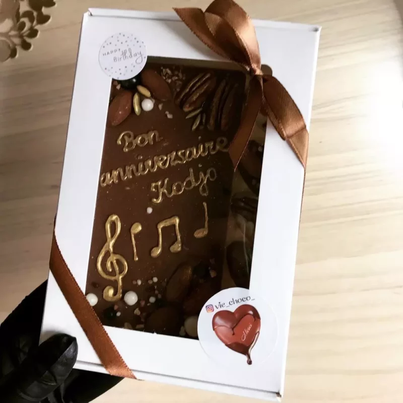 Coffret personnalisé comprenant une tablette de chocolat et cinq chocolats