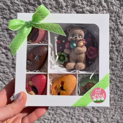 Coffret de Pâques comprenant un ourson et 5 œufs en chocolat