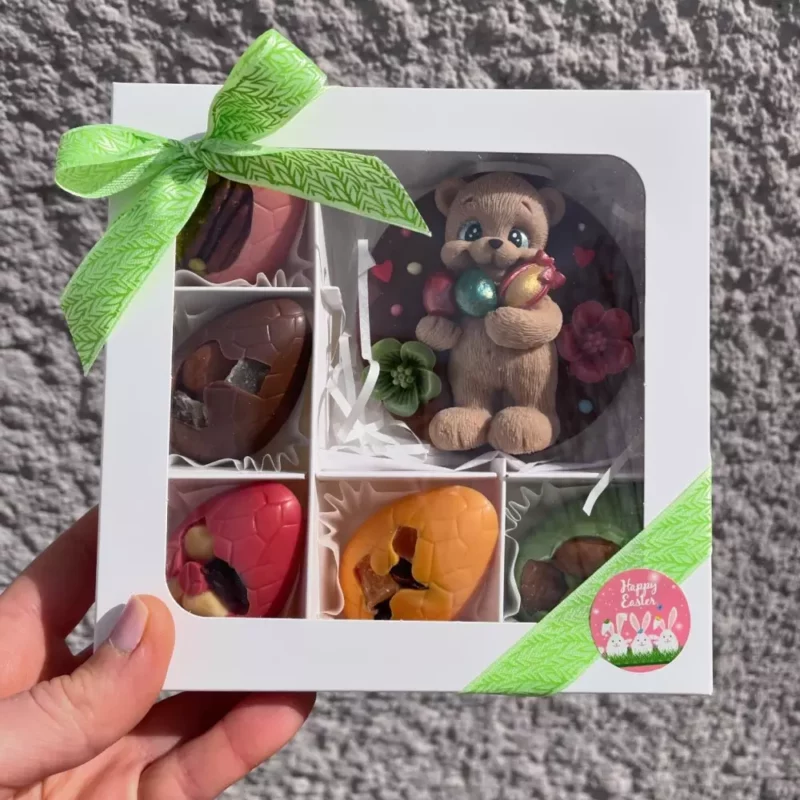 Coffret de Pâques comprenant un ourson et 5 œufs en chocolat