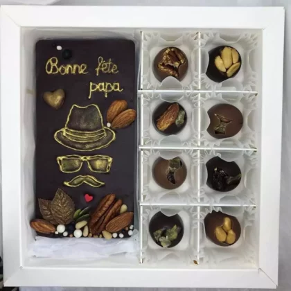 Coffret personnalisé comprenant une tablette de chocolat et huit chocolats