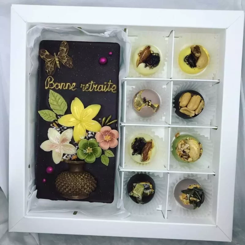 Coffret personnalisé comprenant une tablette de chocolat et huit chocolats