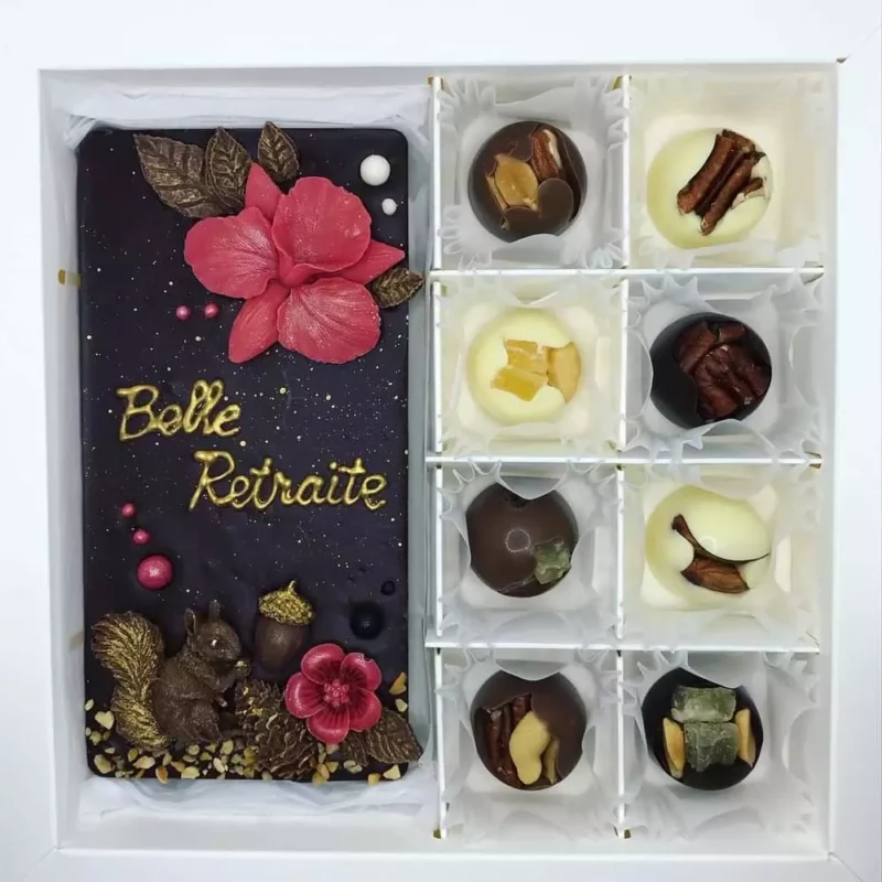 Coffret personnalisé comprenant une tablette de chocolat et huit chocolats