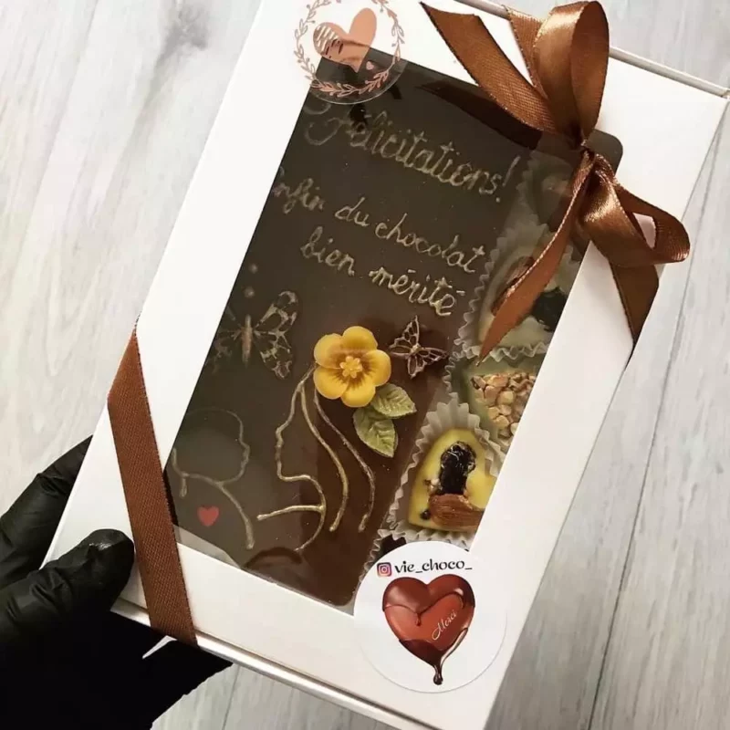 Coffret personnalisé comprenant une tablette de chocolat et cinq chocolats