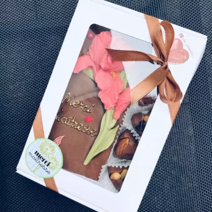 Coffret personnalisé comprenant une tablette de chocolat et cinq chocolats