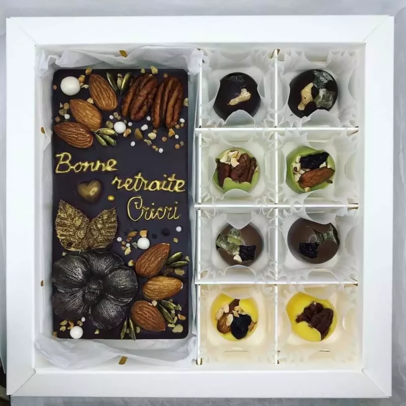 Coffret personnalisé comprenant une tablette de chocolat et huit chocolats