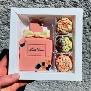 Coffret Miss Dior, comprenant un flacon de chocolat Miss Dior et trois pivoines en chocolat