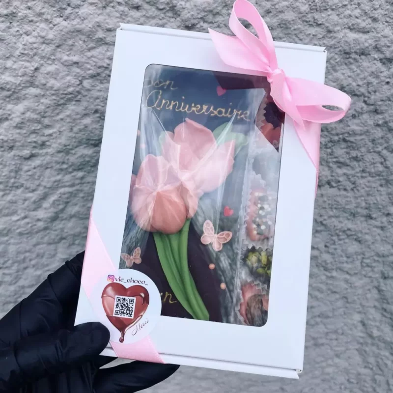 Coffret personnalisé comprenant une tablette de chocolat et cinq chocolats