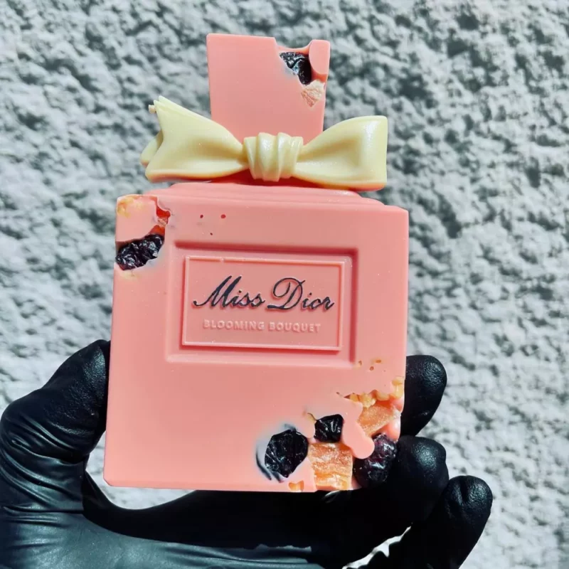 Coffret Miss Dior, comprenant un flacon de chocolat Miss Dior et trois pivoines en chocolat