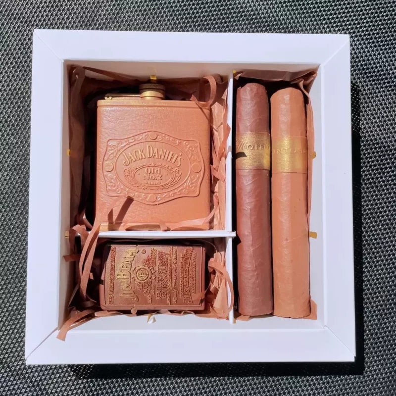 Coffret Homme de chocolats, comprenant une flasque, un briquet et deux cigares.