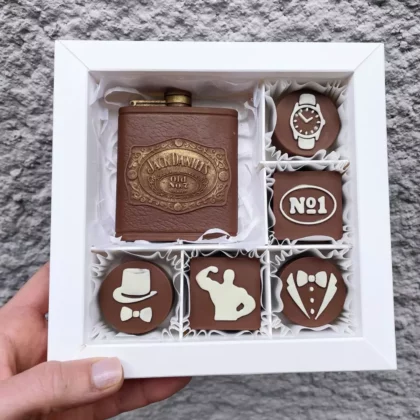 Coffret Homme de chocolats comprenant une flasque et 5 chocolats.