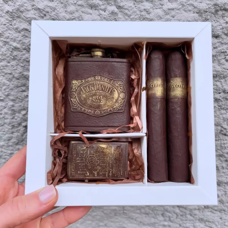 Coffret Homme de chocolats, comprenant une flasque, un briquet et deux cigares.