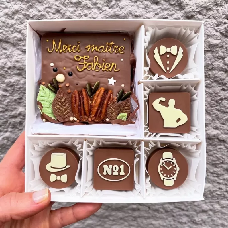 Coffret personnalisé comprenant une tablette carrée et cinq chocolats.