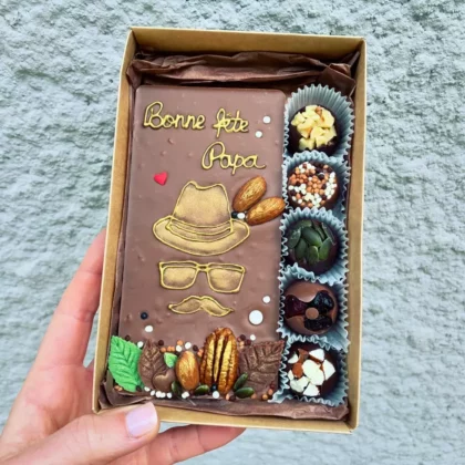 Coffret Homme comprenant une tablette de chocolat et cinq chocolats, constituant un cadeau ou une gourmandise idéale pour Fête des pères