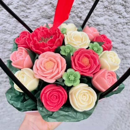 Bouquet de fleurs en chocolat dans un panier