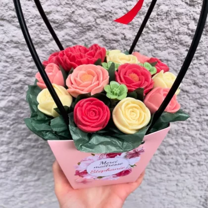 Bouquet de fleurs en chocolat dans un panier