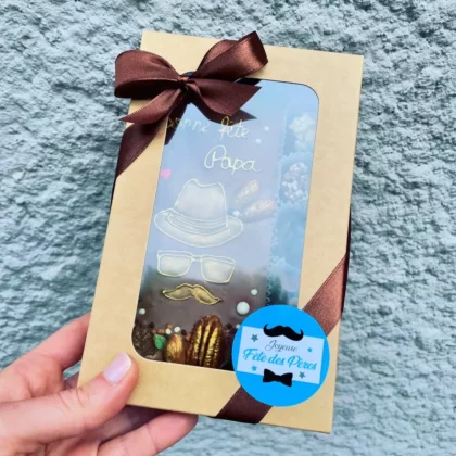 Coffret Homme comprenant une tablette de chocolat et cinq chocolats, constituant un cadeau ou une gourmandise idéale pour Fête des pères